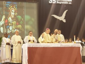 L'arcivescovo Angelo Spina celebra la messa alla 35esima Convocazione regionale del RnS